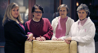 Las hermanas Melnick demandaron a la empresa Eli Lilly and Co. alegando que un estrógeno sintético conocido como DES les produjo cáncer de seno. Charles Krupa / AP Read more here: http://www.elnuevoherald.com/2013/01/09/1380604/acuerdo-con-farmaceutica-en-demanda.html#storylink=cpy