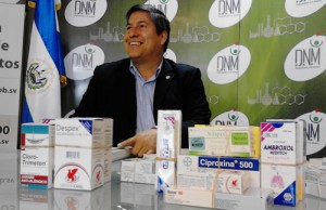 El director nacional de medicamentos, Vicente Coto, se mostró sorprendido ante la gran cantidad de laboratorios internacionales que se ofrecieron para ingresar sus productos al país. /X.G.