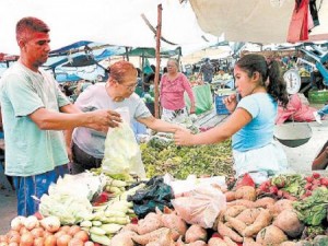Una ama de casa compra alimentos en un mercado capitalino. (El Heraldo)