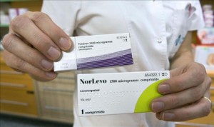 Foto: Una farmacuetica muestra dos envases de la píldora del día después. EFE/Archivo