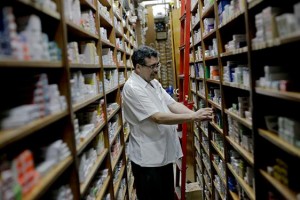 Henry Ventura acusó a red de farmacias de monopolizar el mercado de medicamentos