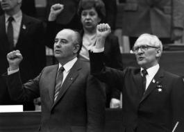 El líder de la Alemania del Este, Erich Honecker (izq), y el de la URSS, Mijaíl Gorbachov, en 1986 en Berlín Oriental. (AFP/Tass/Archivo, null)