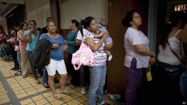 Quien busca un medicamento en Venezuela suele tener que "patear calle", como dicen, para encontrarlo.