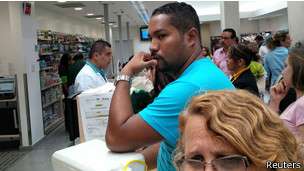 "Espere su turno, señor" es una frase muy común en la farmacia venezolana.