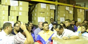 Ministro de Salud con trabajadore del SEFAR