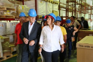 La ministra de Salud, Nancy Pérez, junto al presidente de Novartis en Venezuela, César Casal