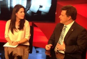 Fernando Belaunzarán y Lisa Sánchez en entrevista con Carlos Puig para el programa 'En 15'. (Milenio)