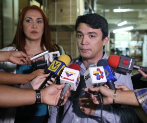 Viceministro de Recursos, Tecnología y Regulación, Henry Hernández y Antonieta Caporales, directora del Hospital Clínico Universitario de Caracas