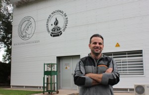 Claudio Fernández en la puerta del Instituto Max Planck de Rosario. FOTO: País Ciencia