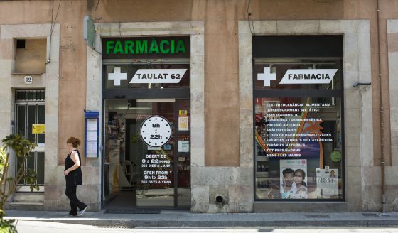 Una farmacia en la calle Taulat de Barcelona Una farmacia en la calle Taulat de Barcelona