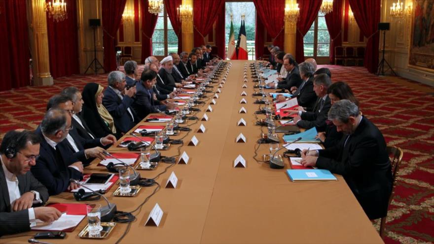 El presidente iraní, Hasan Rohani y la delegación acompañante en una reunión con su par francés, François Hollande y las altas autoridades francesas en París.
