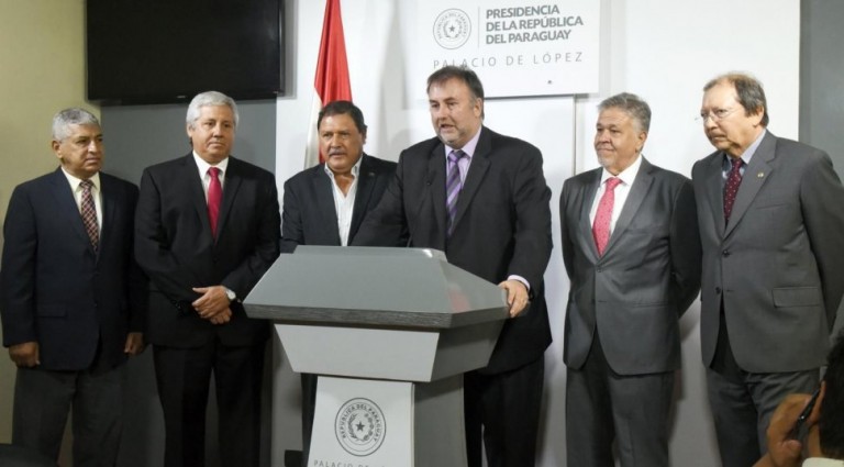 benigno-lopez-c-titular-del-ips-flanqueado-por-los-consejeros-jose-jara-luis-fleitas-y-juan-torales-izq-jorge-britez-y-carlos-morel_970_537_1327458