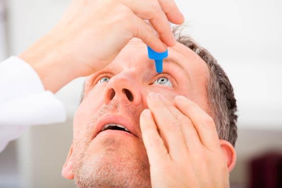 hombre aplicandose gotas en los ojos