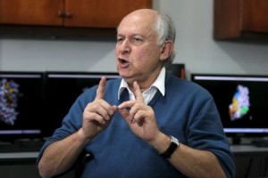 El prestigioso científico colombiano experto en inmunología, Manuel Elkin Patarroyo, en una entrevista con Reuters en Bogotá, feb 17, 2016. Los laboratorios no están utilizando la metodología adecuada en el desarrollo de una vacuna contra el virus del Zika, y lograrla no es tan complicado, dijo un prestigioso científico colombiano experto en inmunología. REUTERS/John Vizcaino