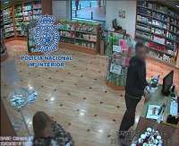 Policía Nacional detiene a dos jóvenes con 2.000 pastillas y 95 recetas falsas ocultos en un coche