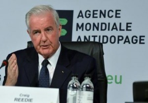 Los atletas y los millones de aficionados a los deportes en todo el mundo están exigiendo respuestas tras la avalancha de escándalos de dopaje y los problemas administrativos que han afectado recientemente a los organismos deportivos, dijo el lunes el jefe de la Agencia Mundial Antidopaje (AMA). En la imagen de archivo, el presidente de la AMA, Craig Reedie, durante una conferencia mundial sobre el dopaje en el deporte en Johannesburgo, el 15 de noviembre de 2013. REUTERS/Stringer