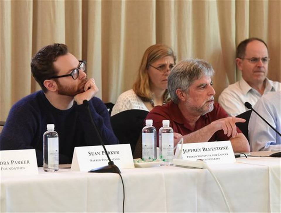 Esta foto del 4 de abril de 2016 provista por el Parker Institute de, izquierda, Sean Parker y Jeffrey Bluestone en el Instituto Parker para la Inmunoterapia del Cáncer en Santa Helena, California, EE.UU. El instituto ha recibido un subsidio de 250 millones de dólares, de Parker, cofundador de Napster. (Nano Visser/Parker Institute via AP) MANDATORY CREDIT