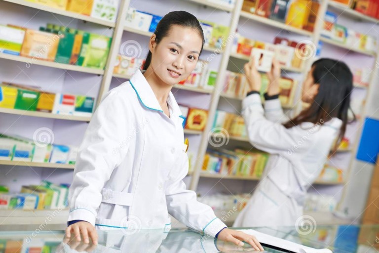 trabajador-chino-de-la-farmacia-en-droguería-de-china-33355924