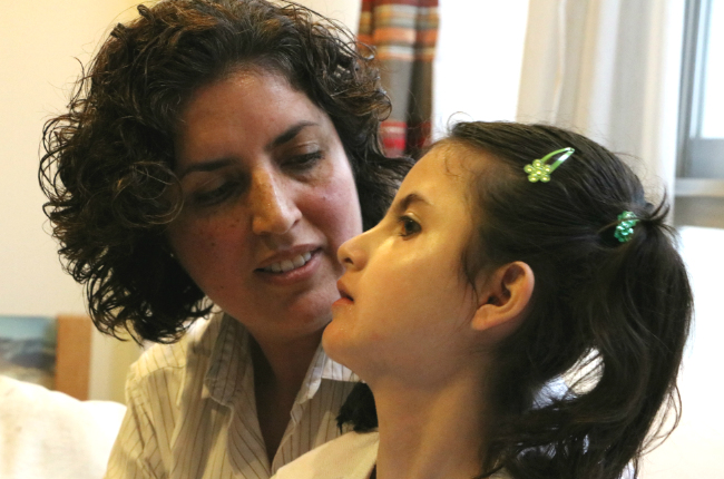 Tere Vara, mamá de Mari Tere, asegura que tras comenzar a tomar el aceite de CBD, alternándolo con medicamentos convencionales, las crisis convulsivas de la menor se han reducido de manera sobresaliente.