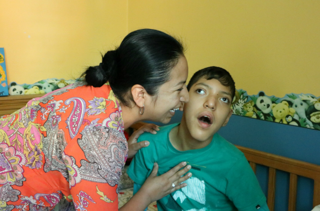 Margarita Garfias es la mamá de Carlos. Explica que ya han probado sin éxito con todo tipo de medicamentos anticonvulsivos para tratar la epilepsia infantil que padece su hijo. "El cannabis es nuestra última oportunidad", asegura.