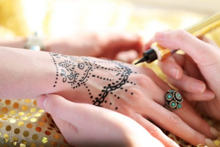 Tatuaje-henna-negra-shutterstock_407517628-1024x683