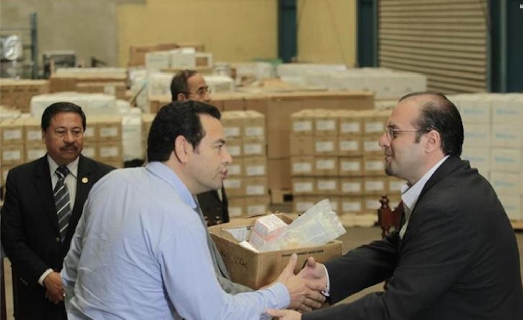 Presidente Jimmy Morales saluda al representante de la asociación por la donación. Foto: Asociación Amigos Por La Salud y La Vida/Facebook.