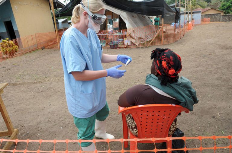 Medicos-diferentes-Africa-Ebola-AFP_LNCIMA20140709_0010_59