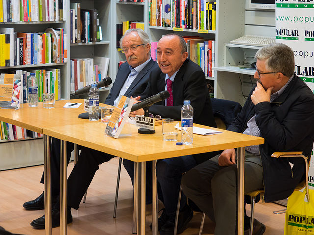 De izq. a der., José Martino Sánchez, Fernando Lamata y Juan Antonio Mata, durante la presentación del libro: "Medicamentos, ¿Derecho Humano o Negocio?