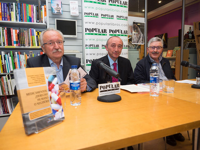 De izq. a der., José Martino Sánchez, Fernando Lamata y Juan Antonio Mata, durante la presentación del libro: "Medicamentos, ¿Derecho Humano o Negocio?