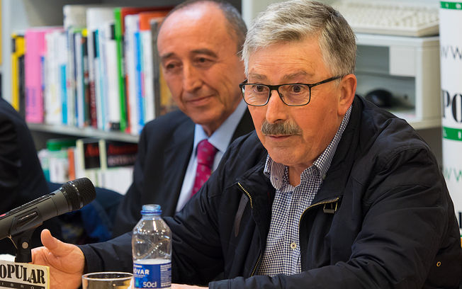 De izq. a der., Fernando Lamata y Juan Antonio Mata, durante la presentación del libro: 