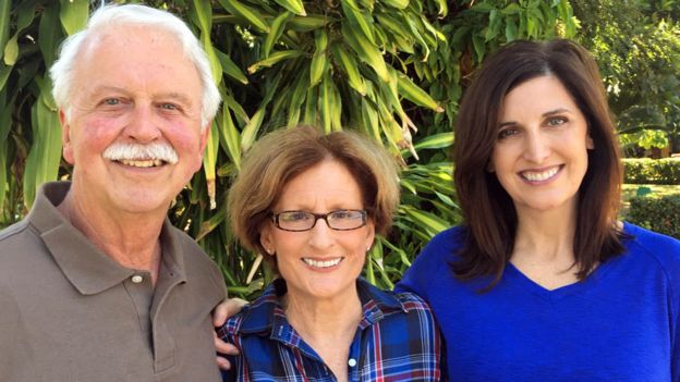 Judy Ingels (centro) con su marido Bill y su hija Cindy.