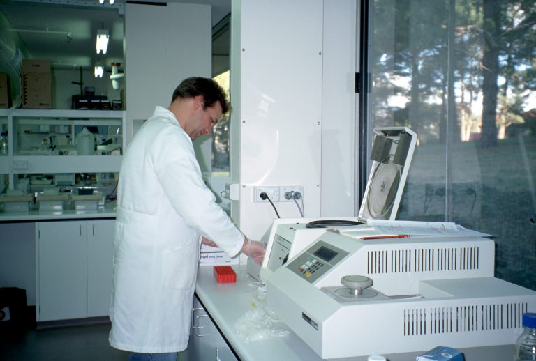 csiro_scienceimage_610_pcr_machine_in_genetics_laboratory