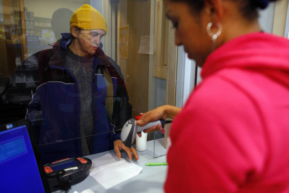El adicto a los opiáceos James Ingemi recibe un medicamento sustitutivo en un programa de ayuda a los sin techo en Boston, en enero de 2013. (Reuters)