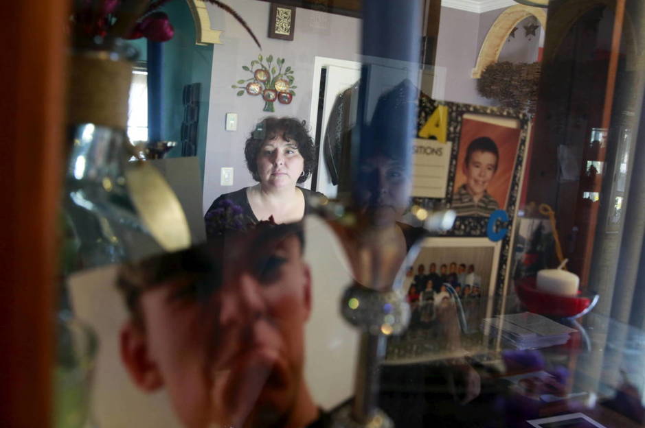 Inez Szczupak muestra los objetos personales de su hijo Martin, muerto de una sobredosis en Nueva York, en 2015. (Reuters)