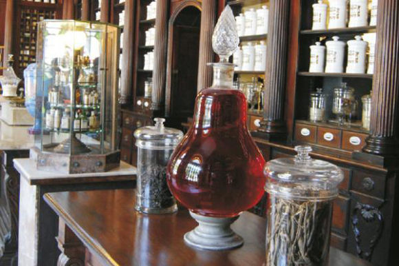 El Museo muestra frascos de porcelana policromada, utencilios farmacéuticos, produstos elaborados en el lugar o importados de Europa, en su mayoría sacados de plantas medicinales, recetas médicas y muchos otros artículos e instrumentos de la época. Foto: Cuba Tech Travel.