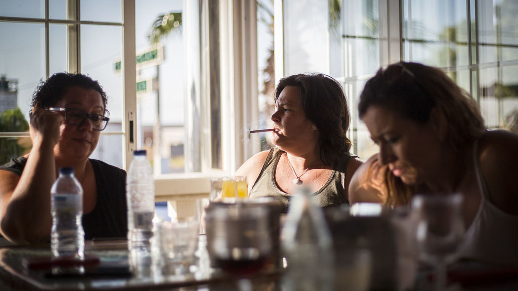 Charo Durán en una cafetería junto al resto de personas afectadas por Essure.