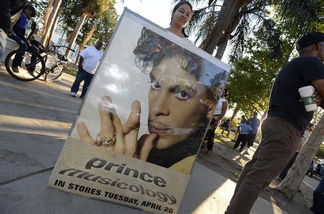 Prince fue hospitalizado por sobredosis 6 días antes de su muerte, según TMZ