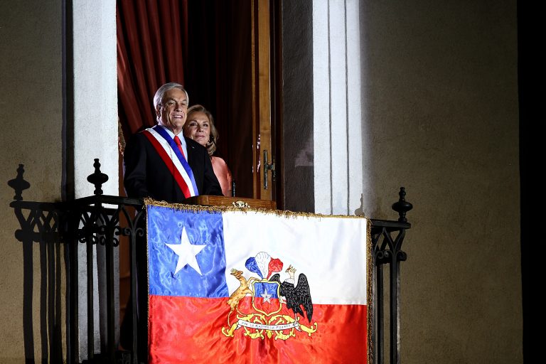 Sebastian Piñera da un discurso en el balcon del Palacio de La Moneda