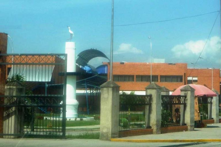 lacalle.com_.ve-decomisado-lote-de-insumos-y-medicamentos-en-hospital-de-mariara-hospital-de-mariara-entrada-emergencia-2017-1
