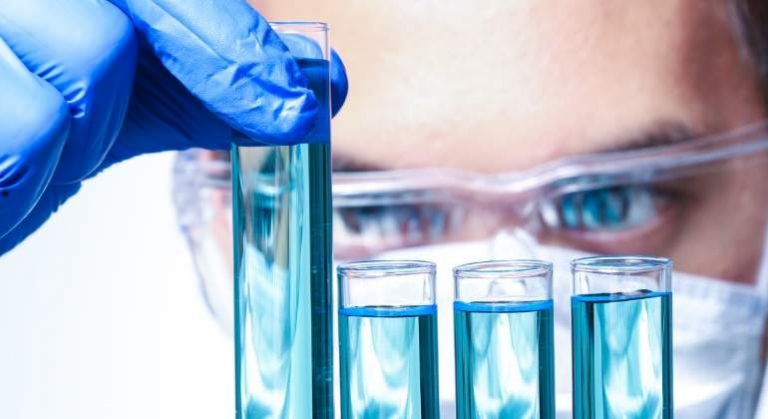laboratorio-tubos-dreamstime