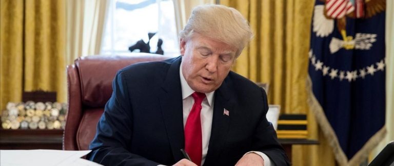Trump firma su prometida y ambiciosa reforma fiscal