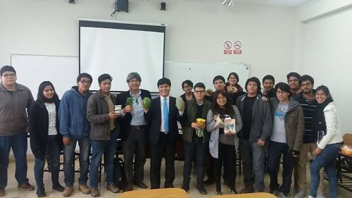 Científico comparte sus conocimientos en universidad de Ayacucho. Foto: Facebook Muña