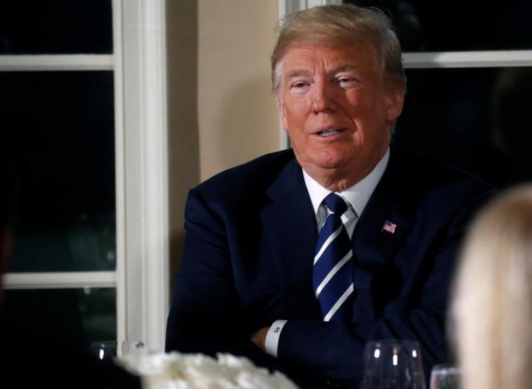 Trump dice que hará un anuncio la próxima semana sobre la reducción de los precios de los medicamentos