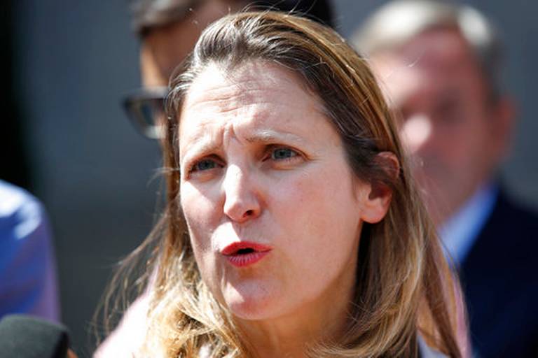 La ministra del Exterior canadiense Chrystia Freeland habla con la prensa durante una pausa en las conversaciones con el representante comercial estadounidense en Washington, 30 de agosto de 2018.