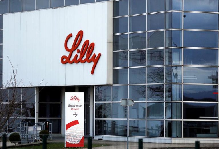 El logo de Lilly se observa en el frente de la sede de la unidad francesa de la farmacéutica, cerca de Estrasburgo