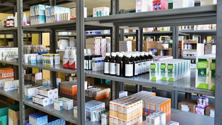 lacalle.com_.ve-medicamentos-de-uso-masivo-se-destinaran-a-la-red-publica-de-salud-los-criticos-con-las-subastas-denuncian-desabastecimientos-de-medicamentos-en-las-farmacias-15-1000x564