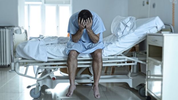 Hombre en hospital