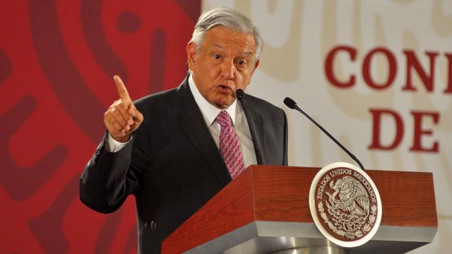 El mandatario aseguró que la Oficial Mayor de Hacienda recibe presiones por el proceso de compra de medicamentos.
