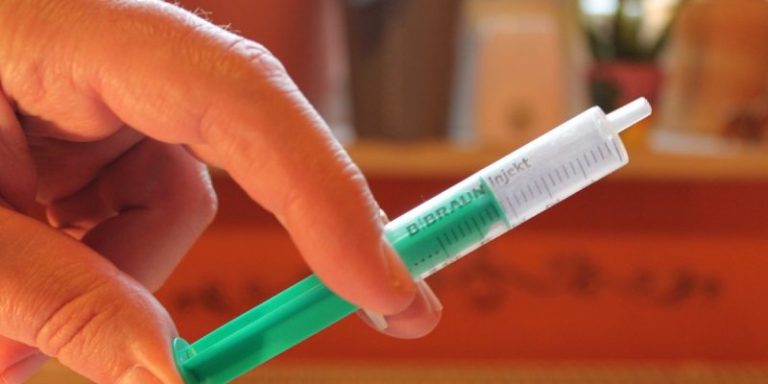 hand_finger_syringe_medical_inject-1107805-1-800x400