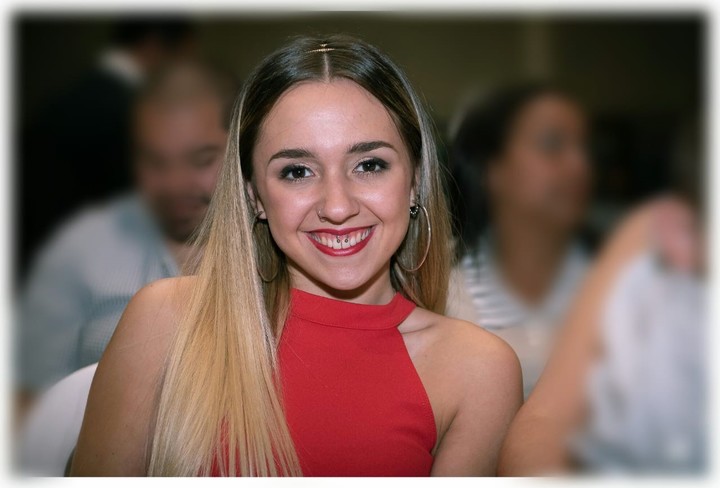 Valentina, de 18 años, reconoce que tuvo muchas ganas de ponerse el "smile", pero dice ser muy responsable a la hora de los cuidados.